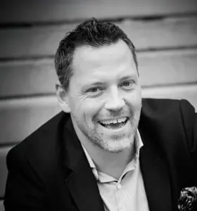 Oliver Lopez - Oliver Lopez visar hur företag kan kombinera klassisk försäljning med AI och digitala verktyg för att stärka affärer och navigera den moderna köpresan.